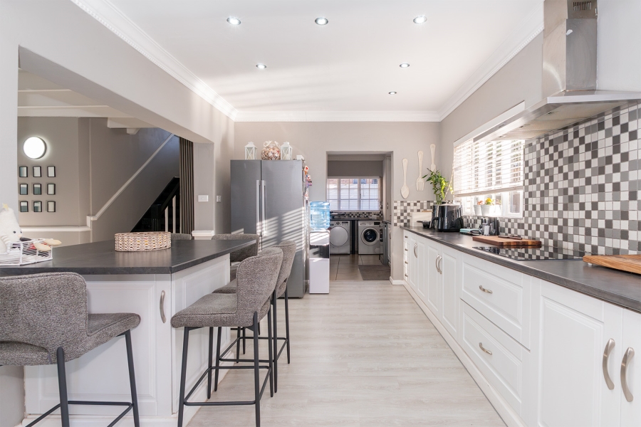 5 Bedroom Property for Sale in Lakefield Gauteng