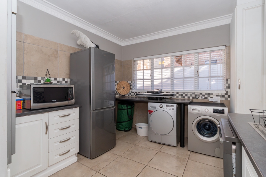 5 Bedroom Property for Sale in Lakefield Gauteng