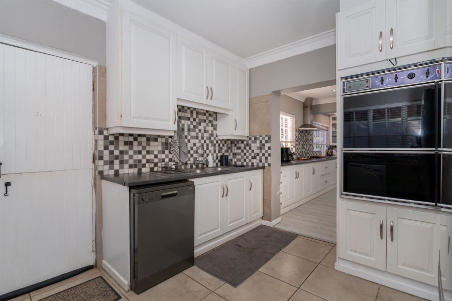 5 Bedroom Property for Sale in Lakefield Gauteng