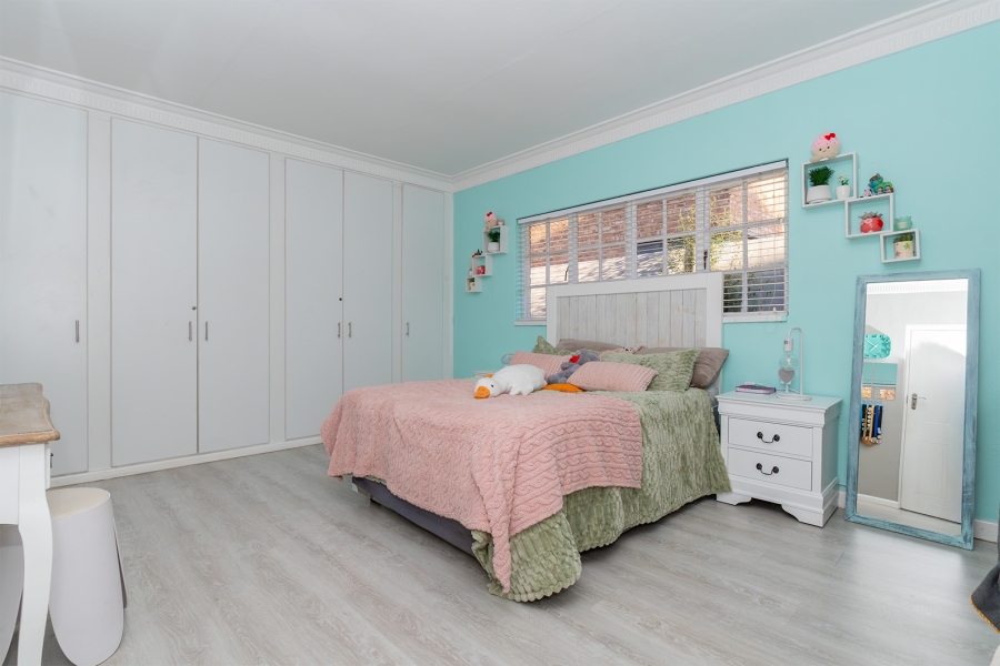 5 Bedroom Property for Sale in Lakefield Gauteng