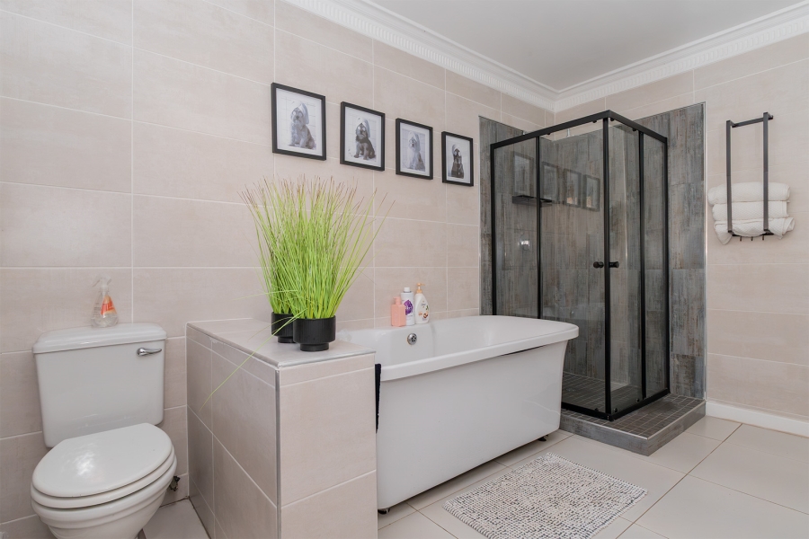 5 Bedroom Property for Sale in Lakefield Gauteng