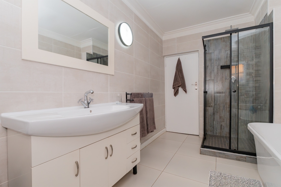 5 Bedroom Property for Sale in Lakefield Gauteng