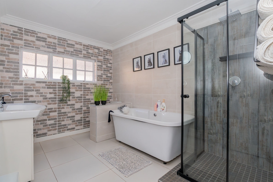 5 Bedroom Property for Sale in Lakefield Gauteng