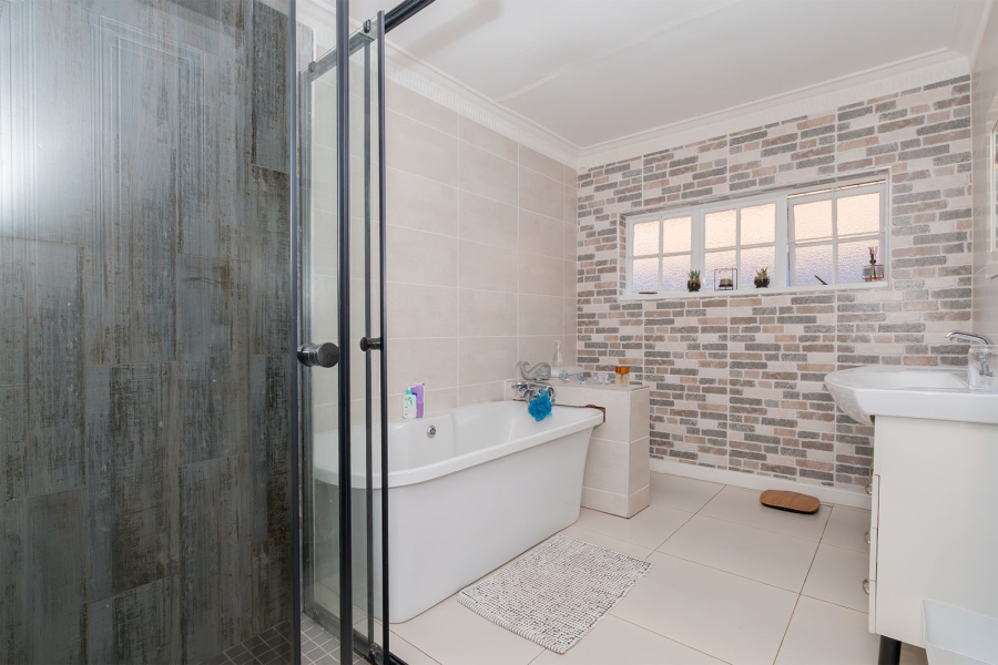 5 Bedroom Property for Sale in Lakefield Gauteng