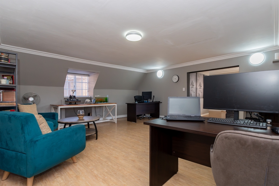 5 Bedroom Property for Sale in Lakefield Gauteng