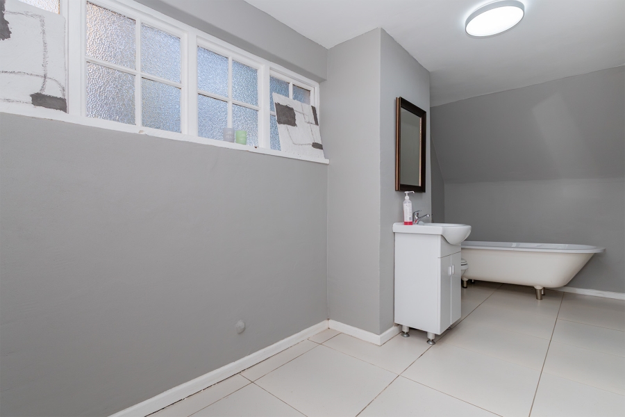 5 Bedroom Property for Sale in Lakefield Gauteng