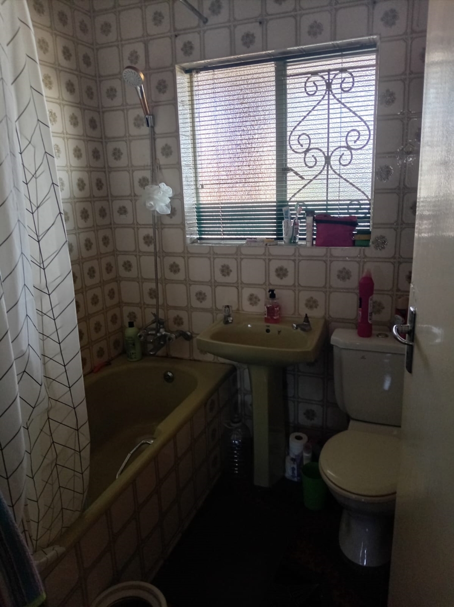 2 Bedroom Property for Sale in Crown Gardens Gauteng