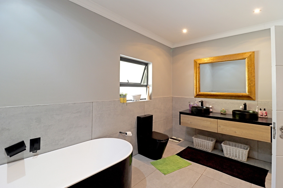 5 Bedroom Property for Sale in Klevehill Park Gauteng