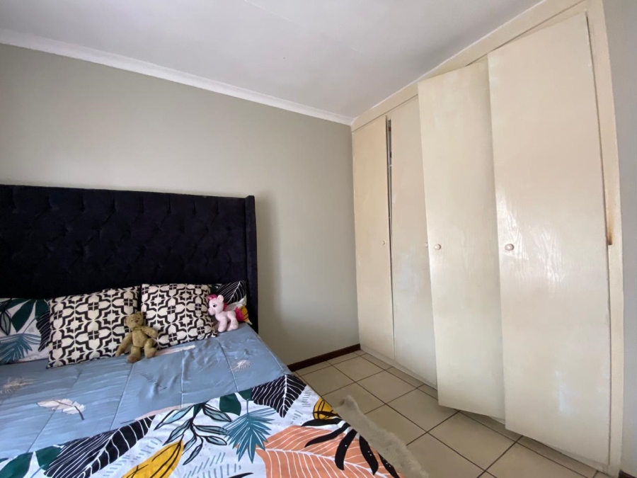 To Let 2 Bedroom Property for Rent in Honeypark Gauteng