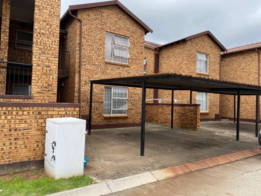To Let 2 Bedroom Property for Rent in Honeypark Gauteng