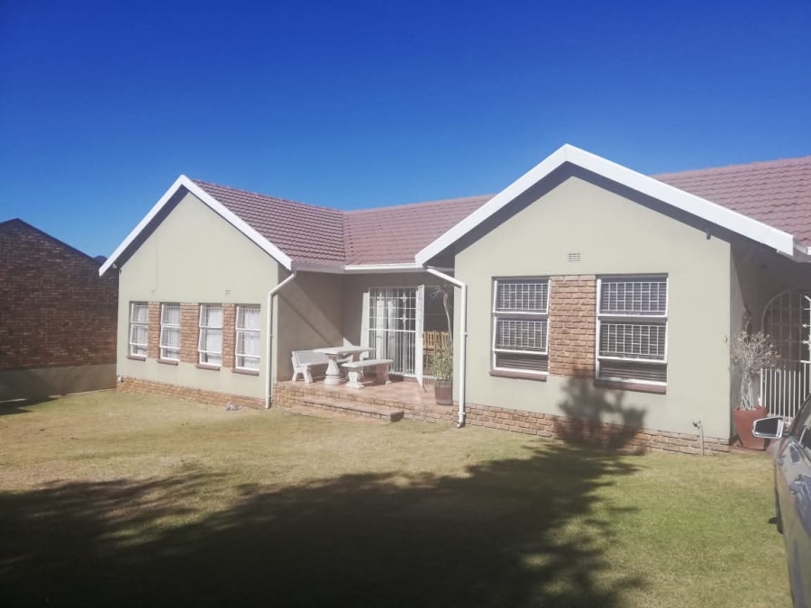 4 Bedroom Property for Sale in Rant En Dal Gauteng