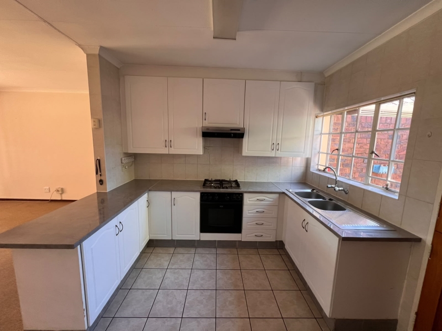 To Let 2 Bedroom Property for Rent in Glenvista Gauteng