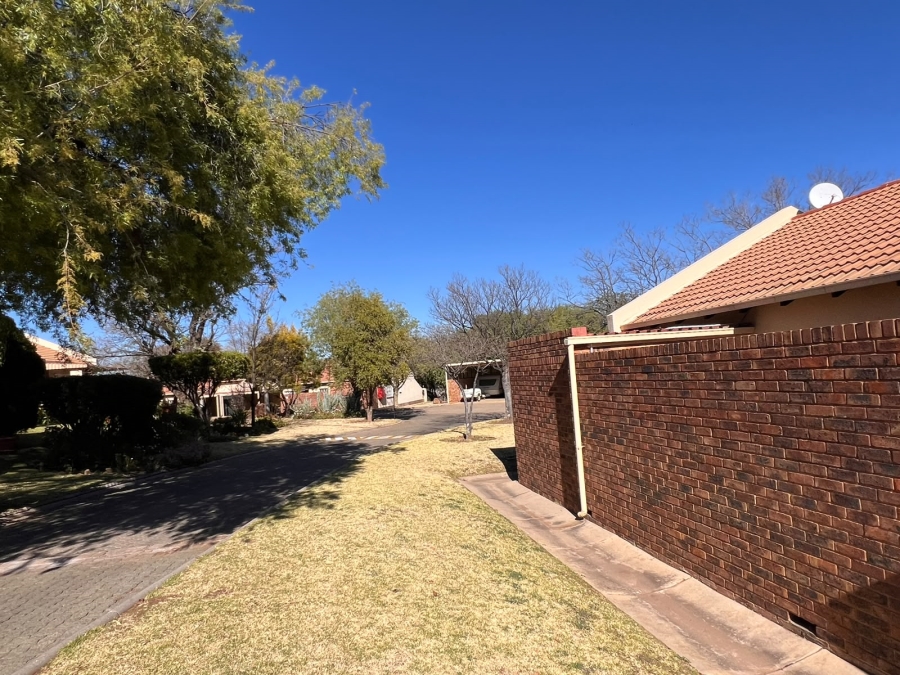To Let 2 Bedroom Property for Rent in Glenvista Gauteng