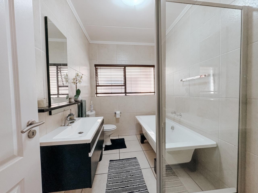 2 Bedroom Property for Sale in Greenstone Hill Gauteng