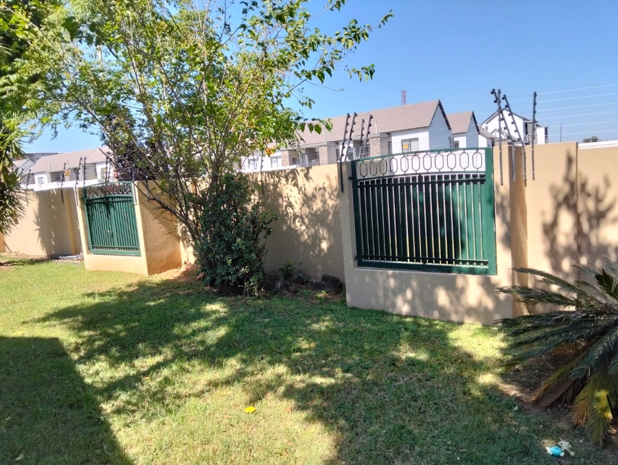 To Let 4 Bedroom Property for Rent in Glen Marais Gauteng