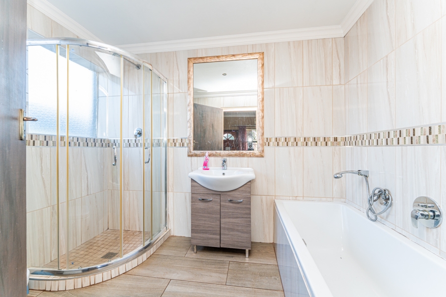 To Let 4 Bedroom Property for Rent in Helderkruin Gauteng