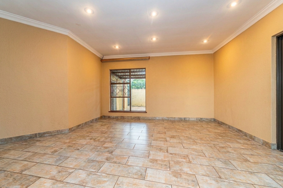 To Let 4 Bedroom Property for Rent in Helderkruin Gauteng