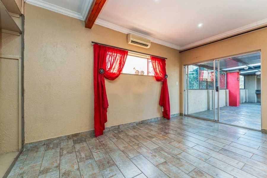 To Let 4 Bedroom Property for Rent in Helderkruin Gauteng