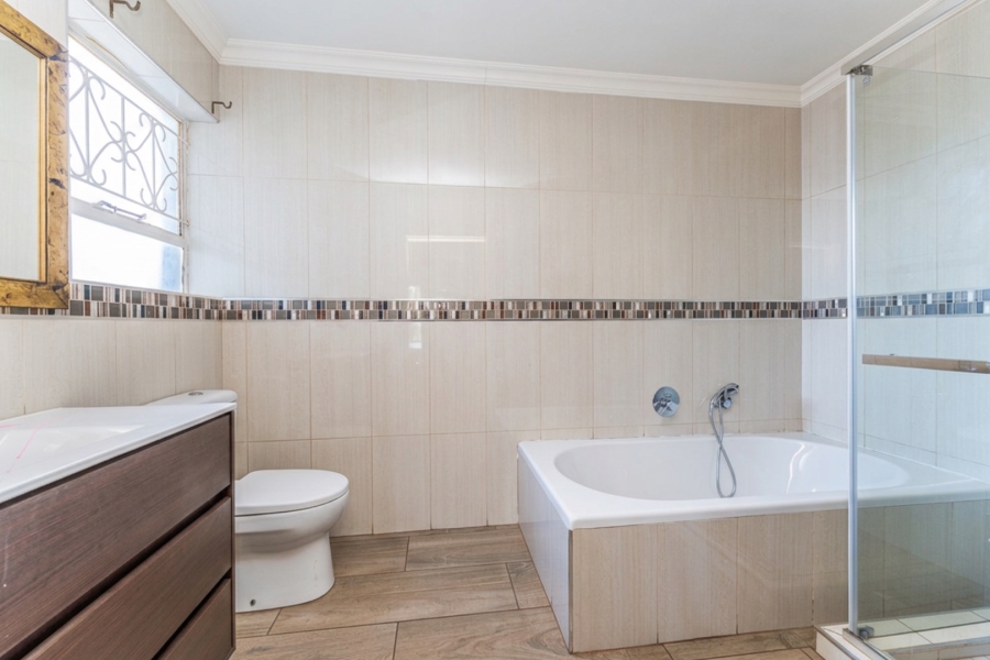 To Let 4 Bedroom Property for Rent in Helderkruin Gauteng