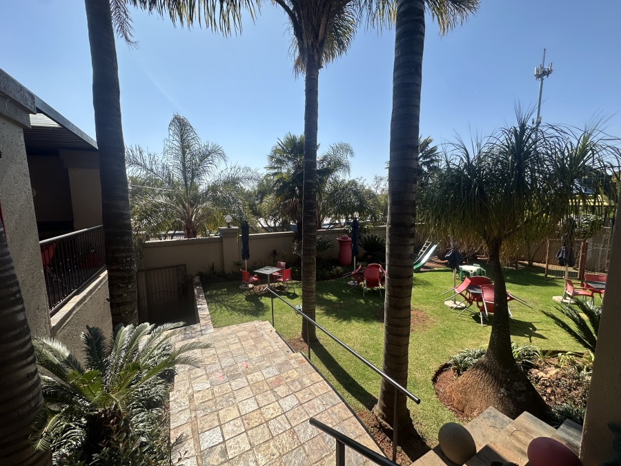 To Let 4 Bedroom Property for Rent in Helderkruin Gauteng