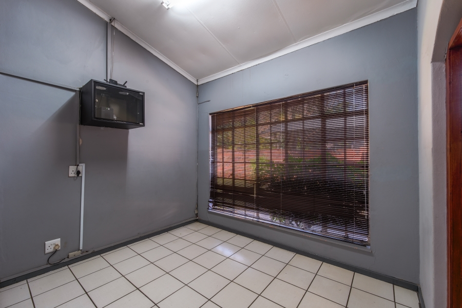 6 Bedroom Property for Sale in Garsfontein Gauteng