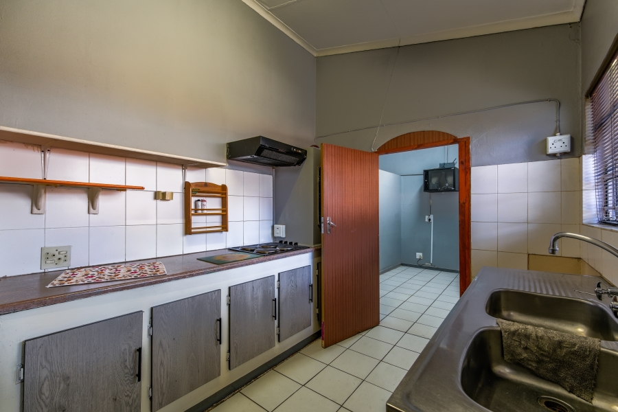 6 Bedroom Property for Sale in Garsfontein Gauteng