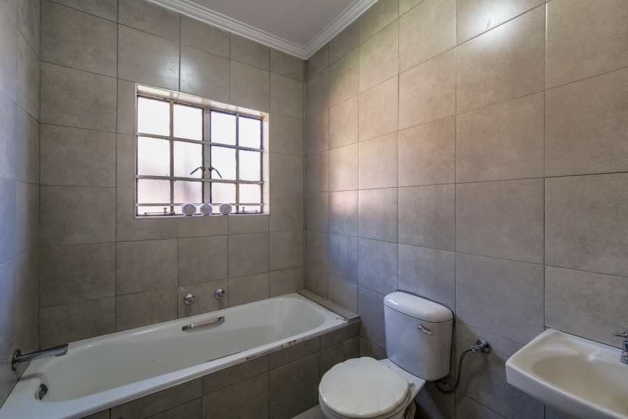 6 Bedroom Property for Sale in Garsfontein Gauteng