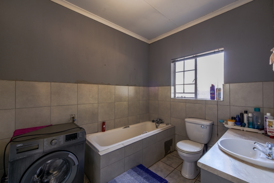 6 Bedroom Property for Sale in Garsfontein Gauteng