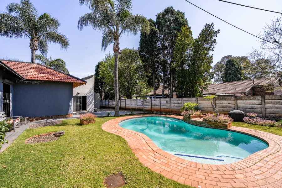 6 Bedroom Property for Sale in Garsfontein Gauteng