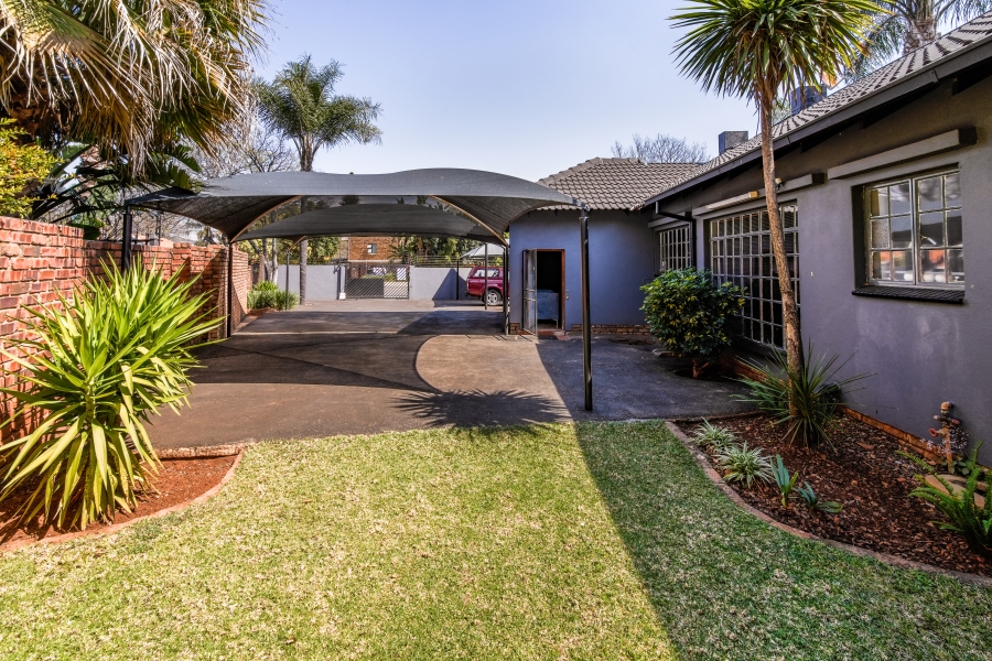 6 Bedroom Property for Sale in Garsfontein Gauteng