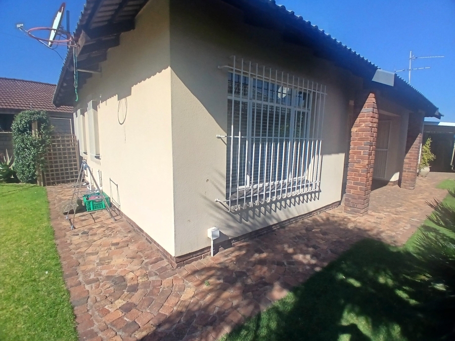 To Let 2 Bedroom Property for Rent in Brackenhurst Gauteng