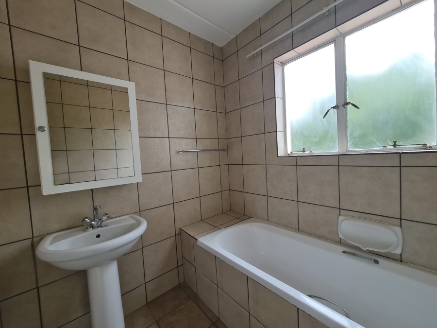 To Let 2 Bedroom Property for Rent in Sonneglans Gauteng