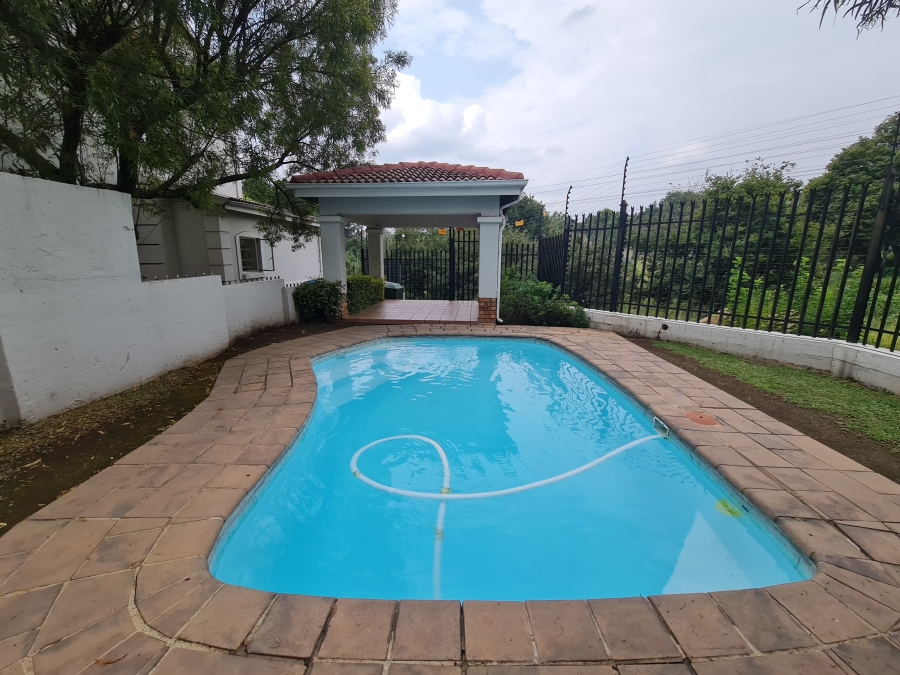 To Let 2 Bedroom Property for Rent in Sonneglans Gauteng