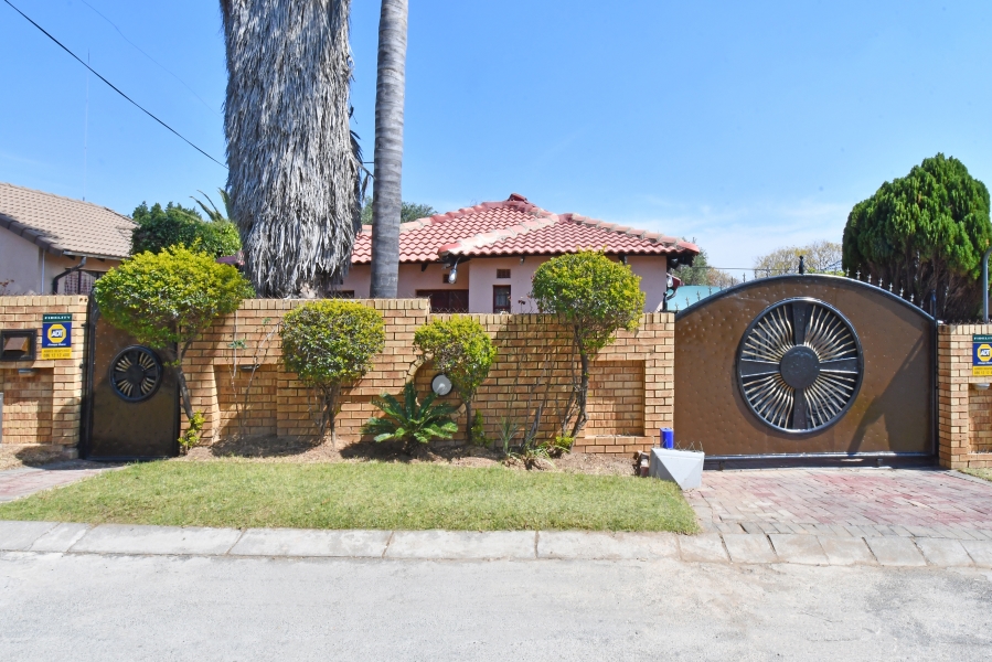 3 Bedroom Property for Sale in Lombardy East Gauteng