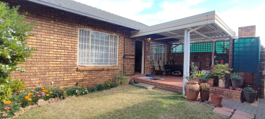 2 Bedroom Property for Sale in Rooihuiskraal North Gauteng