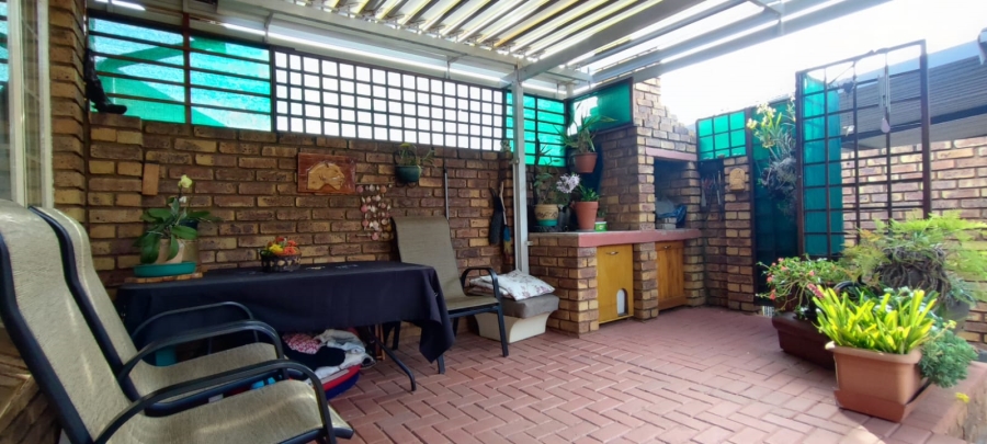 2 Bedroom Property for Sale in Rooihuiskraal North Gauteng