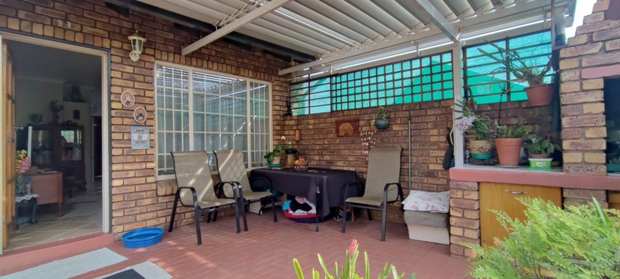 2 Bedroom Property for Sale in Rooihuiskraal North Gauteng