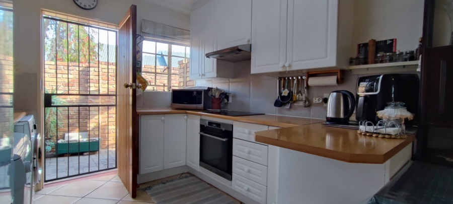 2 Bedroom Property for Sale in Rooihuiskraal North Gauteng