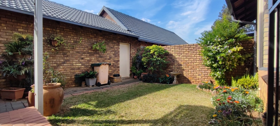 2 Bedroom Property for Sale in Rooihuiskraal North Gauteng