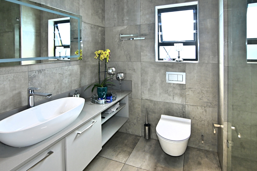 5 Bedroom Property for Sale in Waterfall Country Village Gauteng