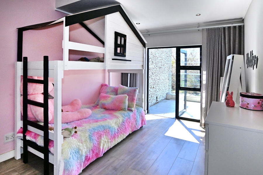 5 Bedroom Property for Sale in Waterfall Country Village Gauteng
