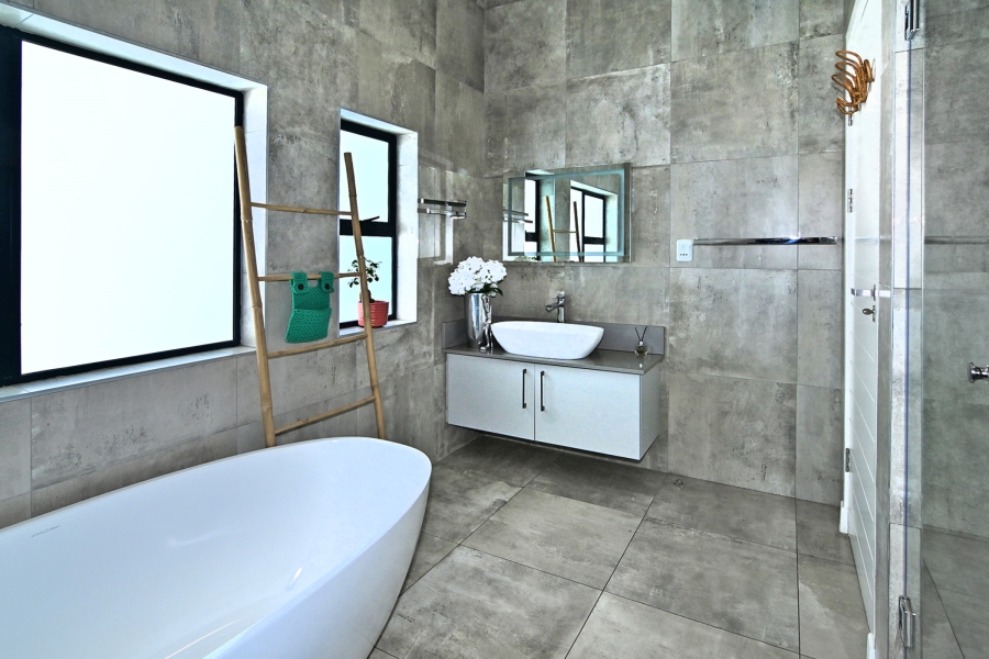 5 Bedroom Property for Sale in Waterfall Country Village Gauteng