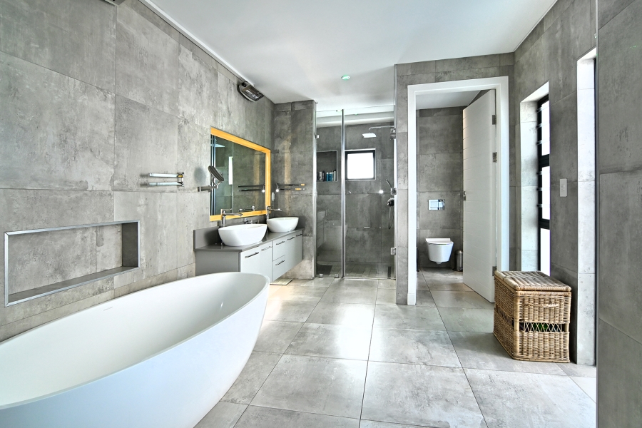 5 Bedroom Property for Sale in Waterfall Country Village Gauteng