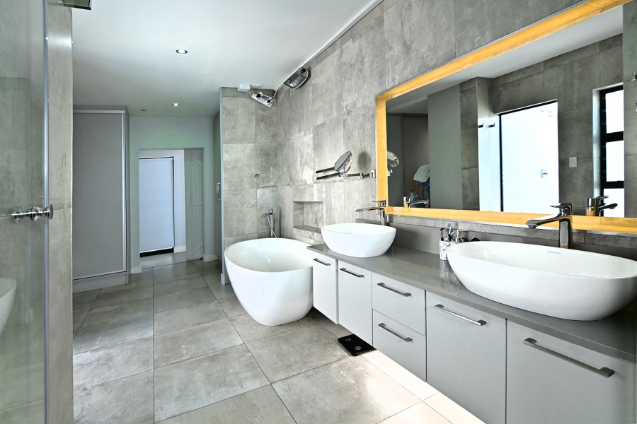 5 Bedroom Property for Sale in Waterfall Country Village Gauteng