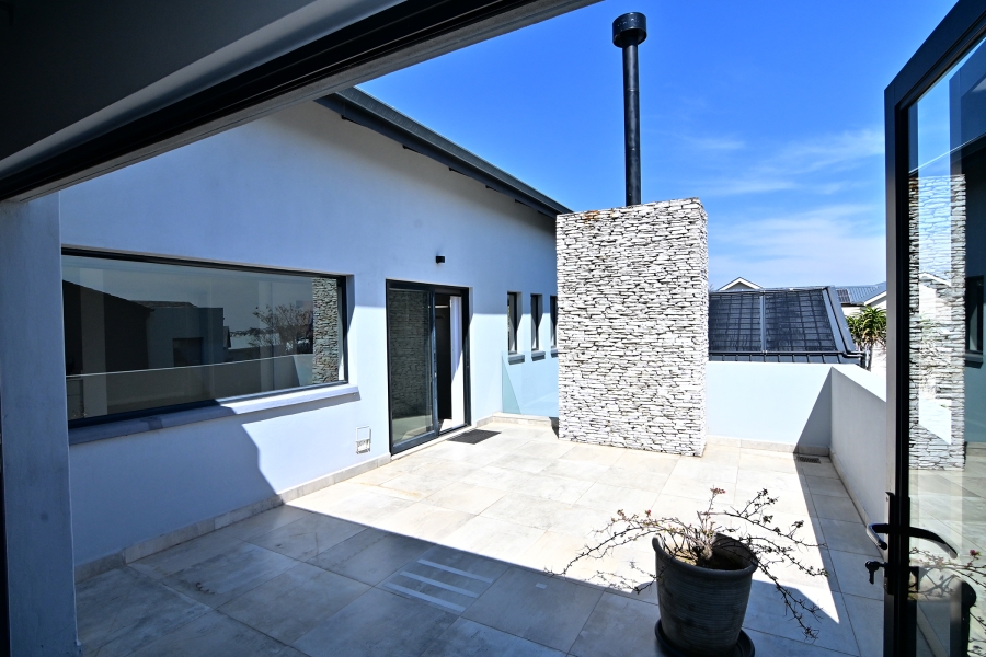 5 Bedroom Property for Sale in Waterfall Country Village Gauteng