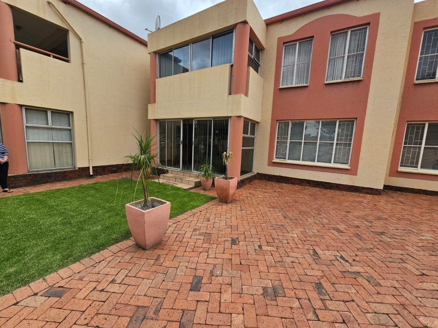 To Let 3 Bedroom Property for Rent in Lambton Gauteng