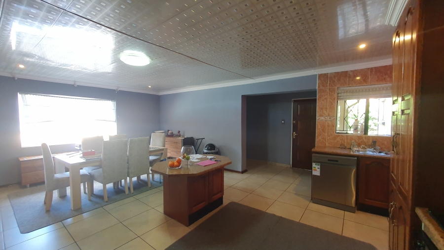 5 Bedroom Property for Sale in Linmeyer Gauteng