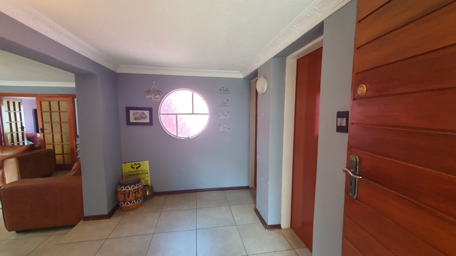 5 Bedroom Property for Sale in Linmeyer Gauteng