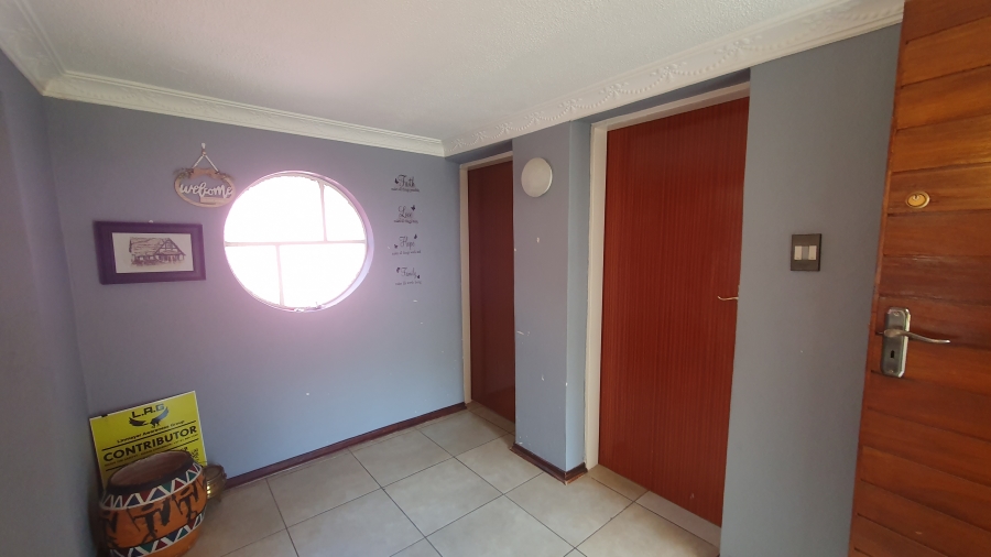 5 Bedroom Property for Sale in Linmeyer Gauteng
