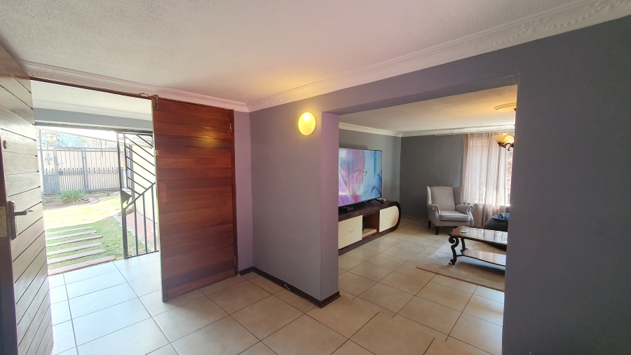 5 Bedroom Property for Sale in Linmeyer Gauteng
